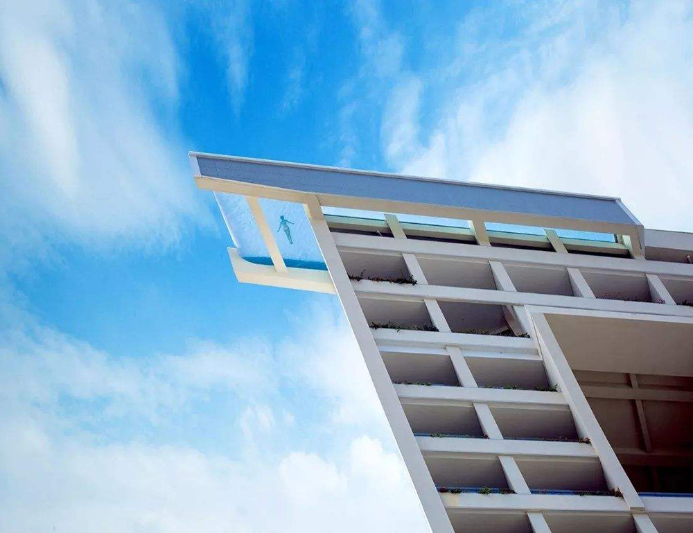 三亚康年酒店亚克力高空悬挑泳池