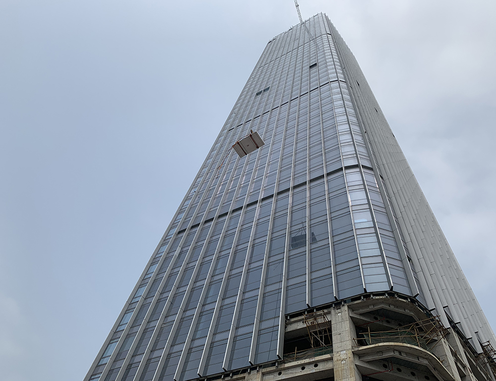 龙华酒店屋顶亚克力泳池